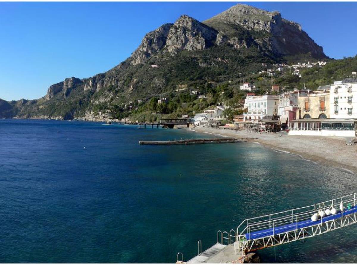 Lo sguardo gentile del mare. Il peso della malinconia e la ricerca della bellezza che salva l’anima